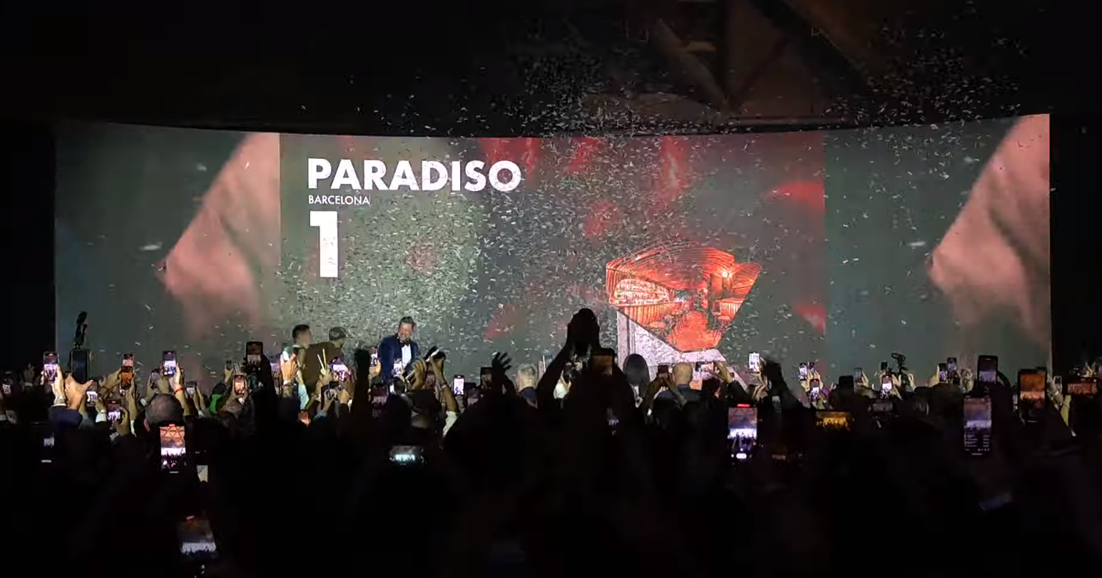 Palco visto de longe com pessoas na plateia