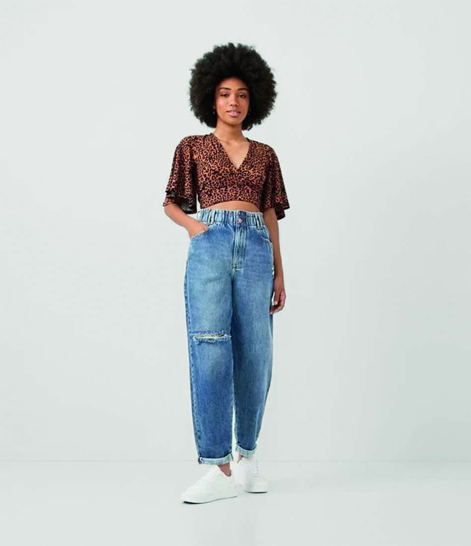 Modelo negra usa cal&ccedil;a jeans baggy