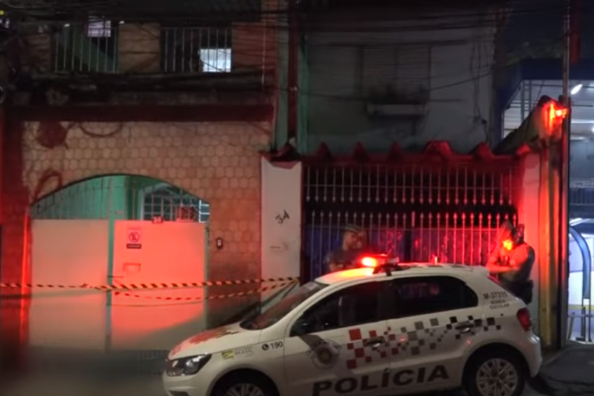 Polícia em frente à casa onde homem matou ex-mulher e ex-cunhada