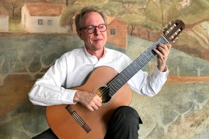 Foto de Arthur Nestrovski segurando violão