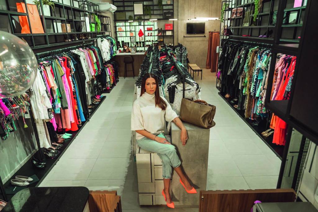 Empresária dos brechós desapega de 24 malas de roupas e abre unidade em SP