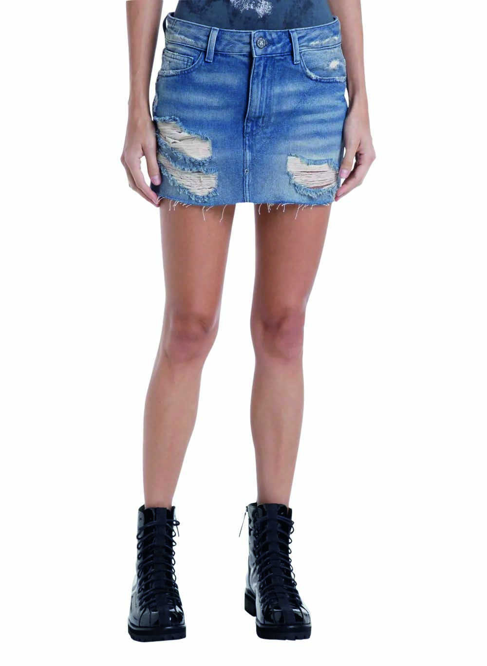 Modelo negra usa saia jeans curta destroyed