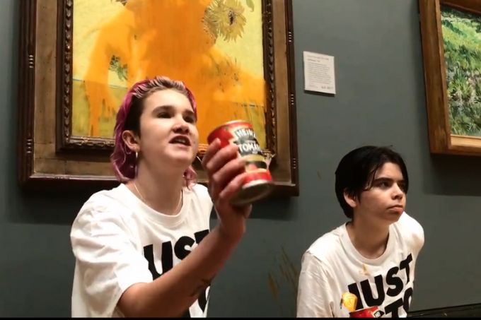 Dupla estava vestindo camisetas do grupo de protesto climático Just Stop Oil