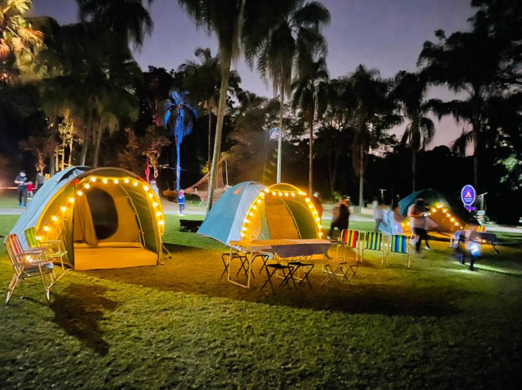 Acampamento da Barbie tem barracas e cinema ao ar livre em parque