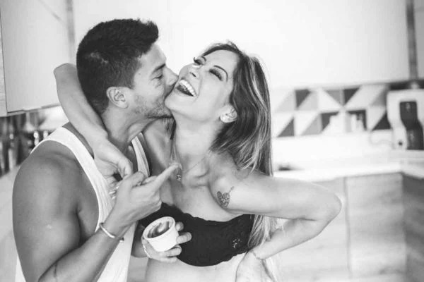 Maíra Cardi e Arthur Aguiar, em foto preto e branca