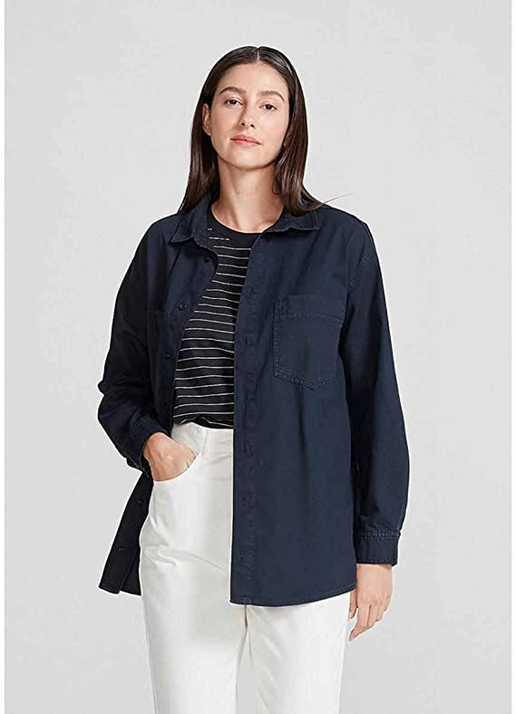 Modelo branca e magra usa camisa jeans escura oversized