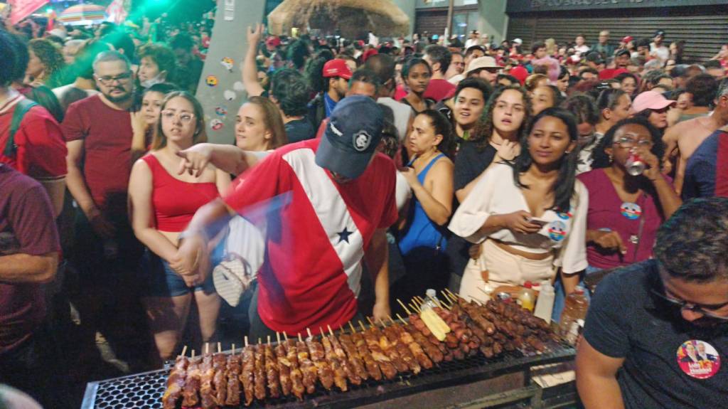Ambulantes inflacionam preço de churrasco e cerveja após vitória de Lula