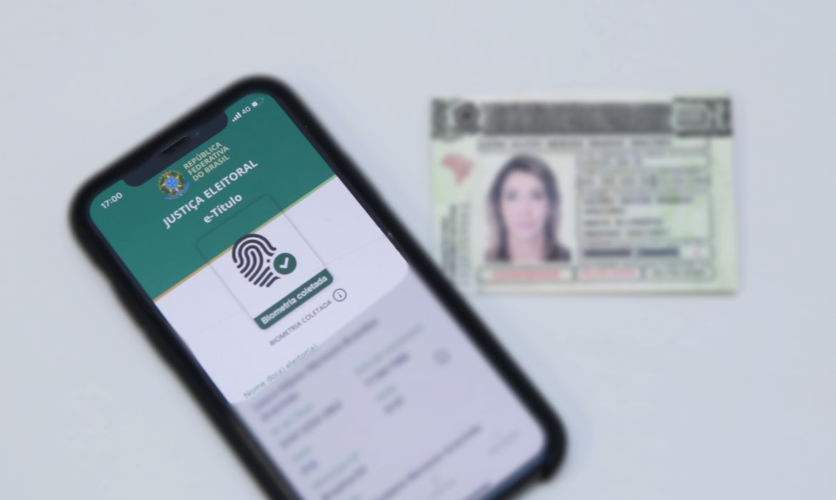 Tela de celular mostra o título eleitoral eletrônico