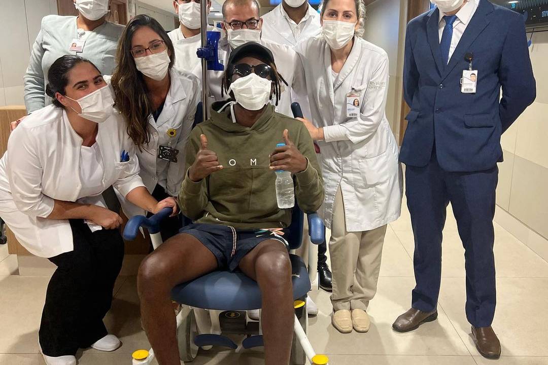 Jonathan Azevedo cercado por médicos da Clínica São Vicente