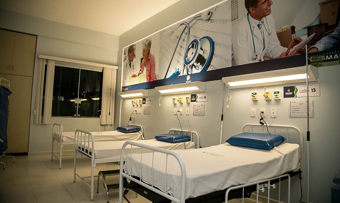 Leitos em hospital Nilton Lins