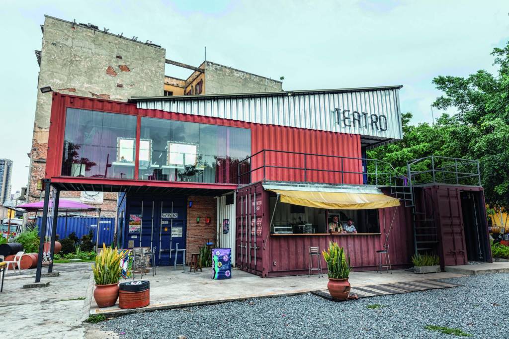 Trupes paulistanas adaptam galpões, contêiner e até ônibus para suas peças