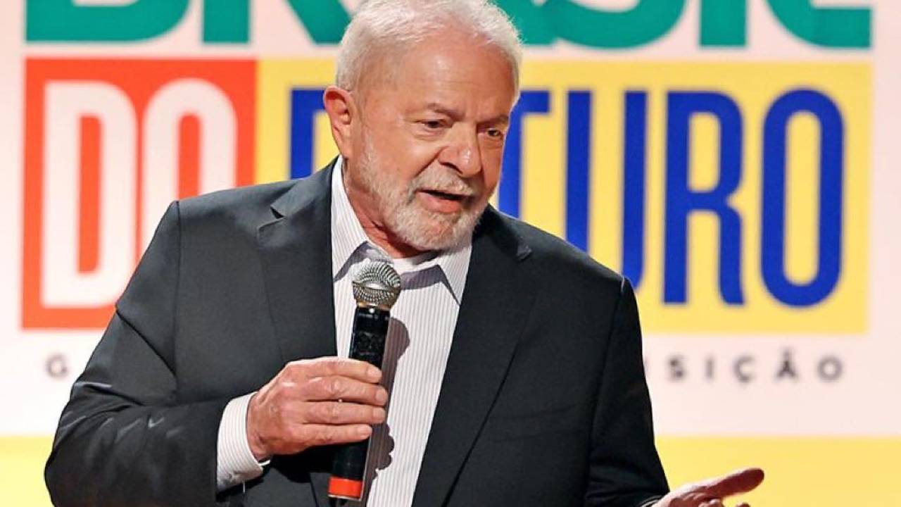 retrato de lula com microfone