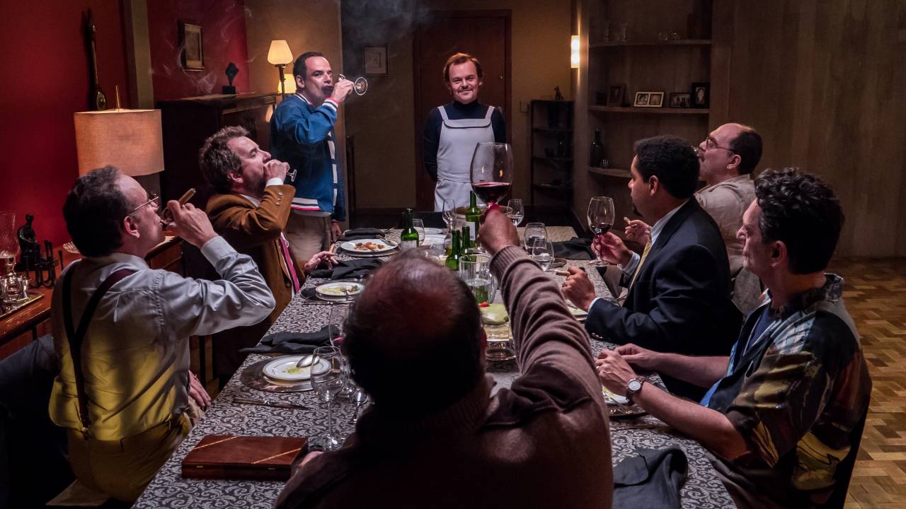 Homens se reúnem em jantar e estão todos na mesa