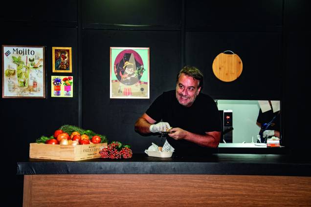 O chef Paulo Barros na preparação do nhoque O chef Paulo Barros na preparação do nhoque