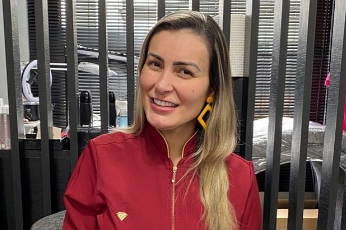 Foto de Andressa Urach sorrindo e usando blusa vermelha