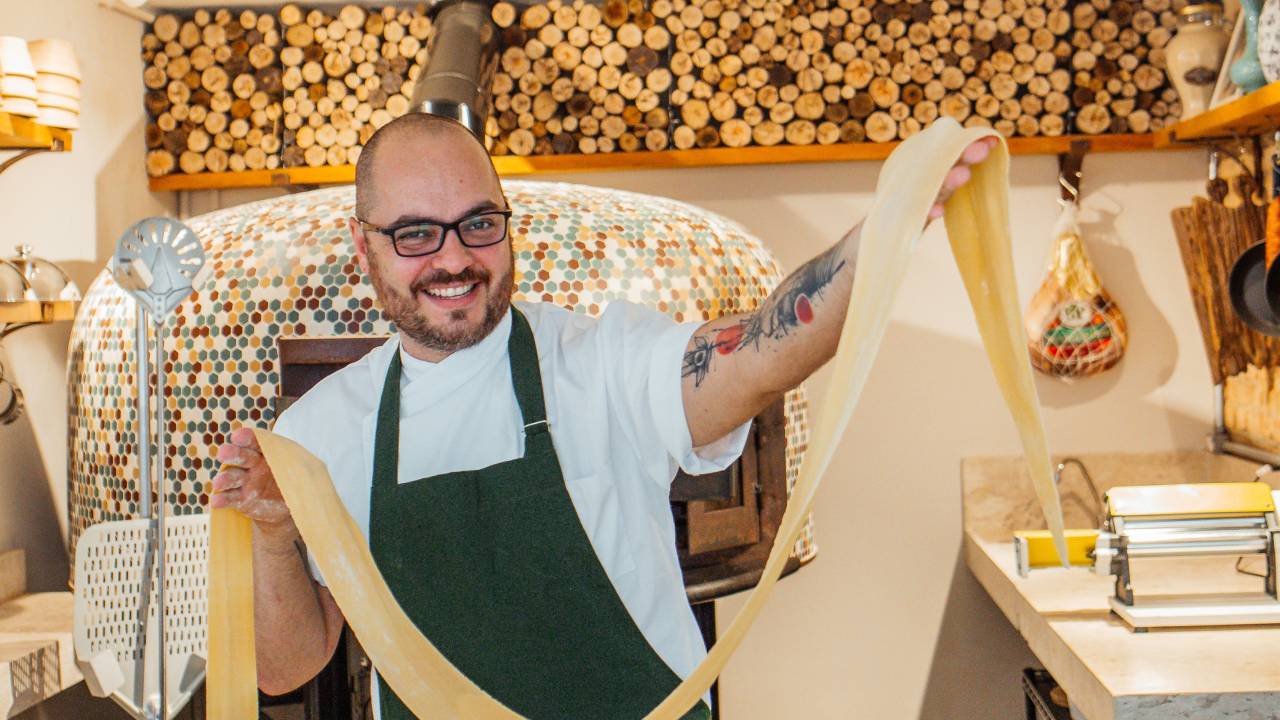 O chef Diego Sacilotto abre uma massa nas mãos