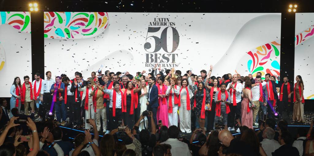 Group Shot-1 5- best Muitas pessoas sobre o palco