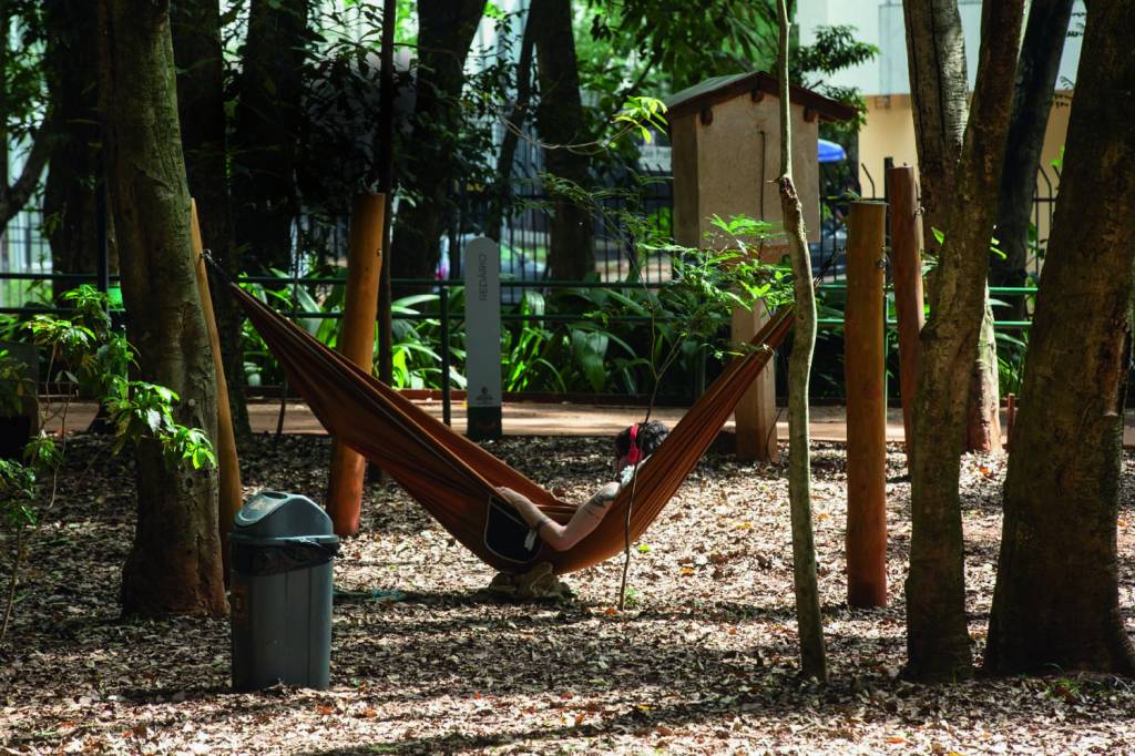 Parque Augusta Pessoa deitada em rede embaixo de árvore, no Parque Augusta