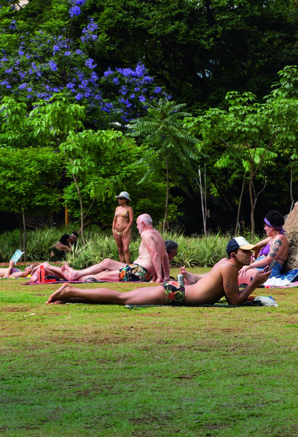 Parque Augusta Paulistanos tomam sol e praticam esportes no parque Augusta, região central de São Paulo