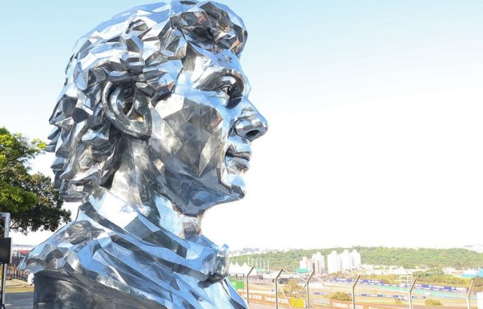 Busto de Senna de 3,5 metros de altura é instalado em Interlagos