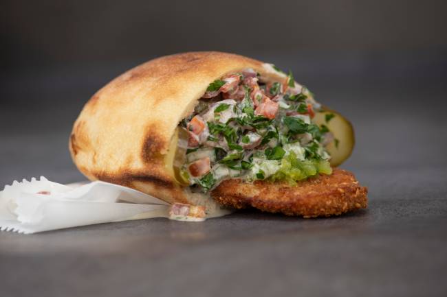 Sanduíche de shinitzel de frango no pita com homus e salada - Shuk