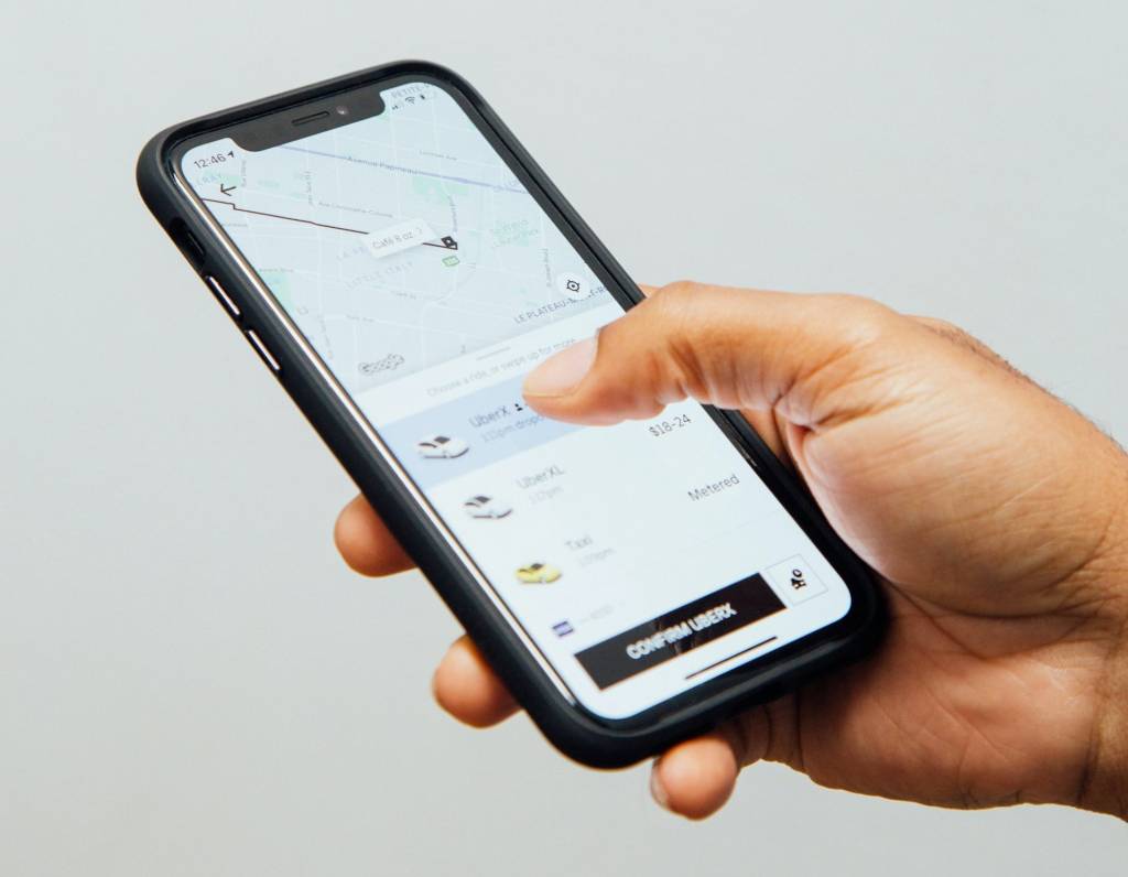 Justiça decide que Uber deve registrar motoristas e multa empresa em R$ 1 bi