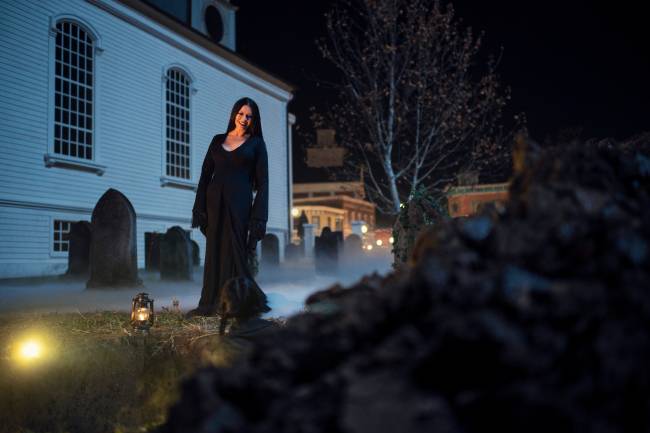 wandinha – credito VLAD CIOPLEA Catherine Zeta-Jones como Morticia Addams na frente de um túmulo