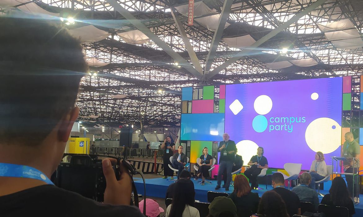 palco com palestrante e público
