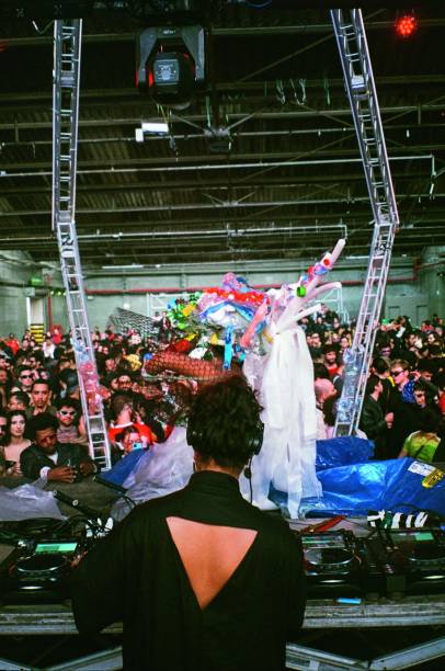 MAMBA NEGRA "Mamba Negra Para as organizadoras Carol Schutzer e Laura Diaz, a festa criada em 2012 se difere pelo público e pelos espaços. “A galera é muito legal, muito aberta, todo mundo vai muito feliz e muito montado”, diz Cashu. MAMBA NEGRA "Mamba Negra Para as organizadoras Carol Schutzer e Laura Diaz, a festa criada em 2012 se difere pelo público e pelos espaços. “A galera é muito legal, muito aberta, todo mundo vai muito feliz e muito montado”, diz Cashu.