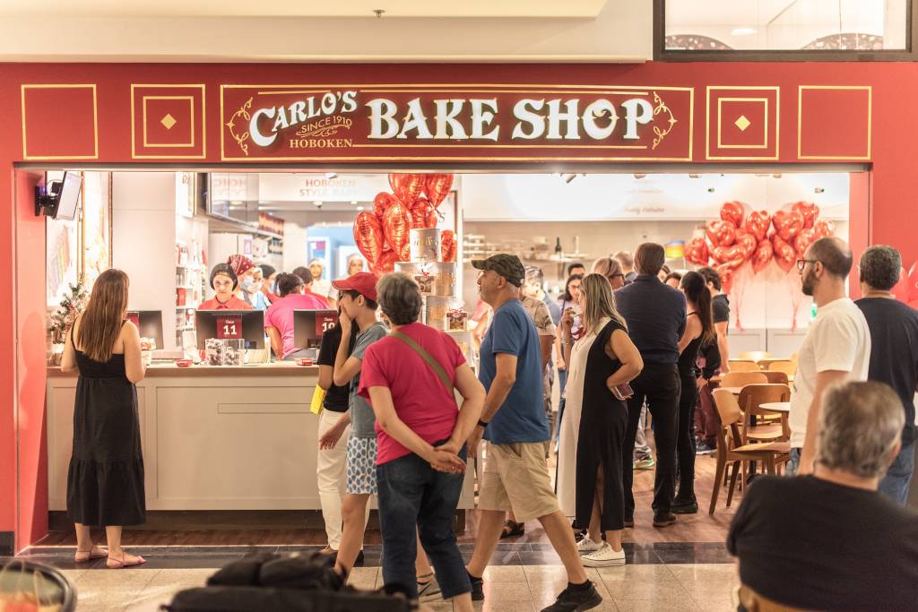 13 – Shopping Bourbon Pompeia – Carlos Bakery (Marcos Mesquita Fotografia-Divulgação) Fachada exibe título Carlo's Bakery Shop com pessoas paradas na porta.
