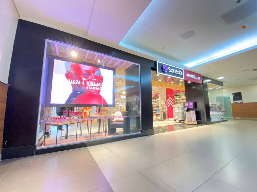 6 – Shopping Light (Divulgação) Imagem exibe vitrine de shopping com telão iluminado e placa