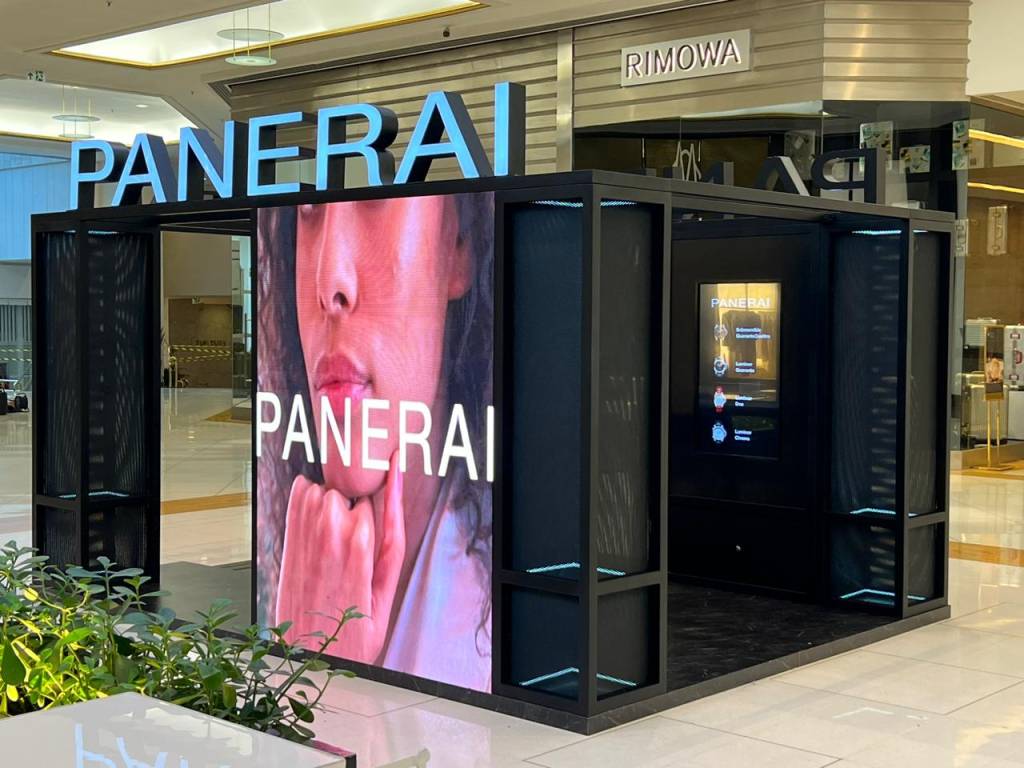 8 – Shopping Iguatemi SP – Paneraí (Divulgação) Loja pop-up preta exibe telão com a palavra