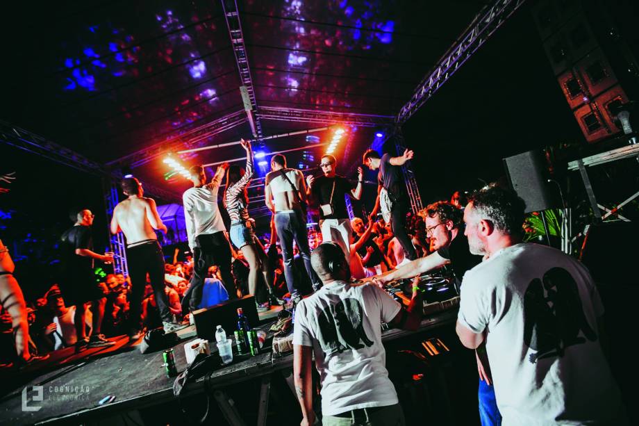 SELVAGEM Edições comuns da festa criada em 2011 apresentam apenas um palco, com uma visão musical ampla. O público vai “para conhecer música nova”, segundo Augusto Olivani. SELVAGEM Edições comuns da festa criada em 2011 apresentam apenas um palco, com uma visão musical ampla. O público vai “para conhecer música nova”, segundo Augusto Olivani.