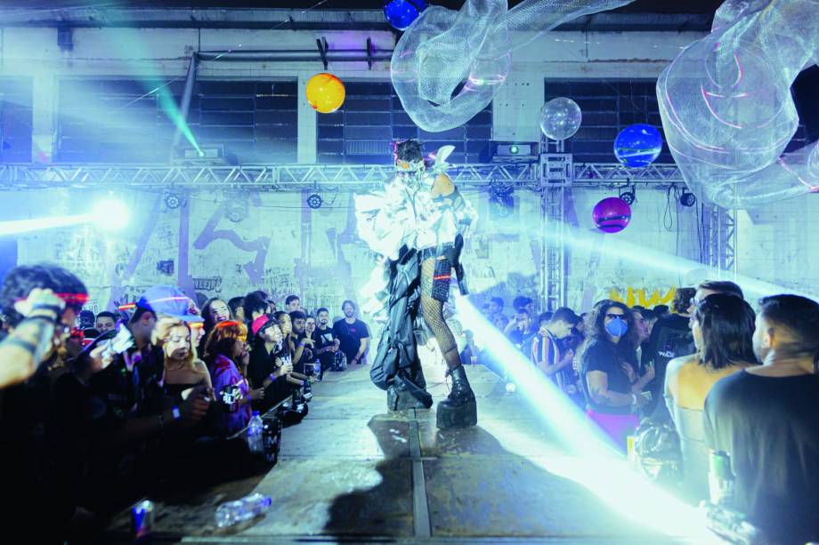 BLUM Criada em 2013 por Nicolli Penteado, tem como foco a performance. O lineup conta com mais artistas visuais do que DJs, que ganham o mesmo cachê por apresentação. BLUM Criada em 2013 por Nicolli Penteado, tem como foco a performance. O lineup conta com mais artistas visuais do que DJs, que ganham o mesmo cachê por apresentação.