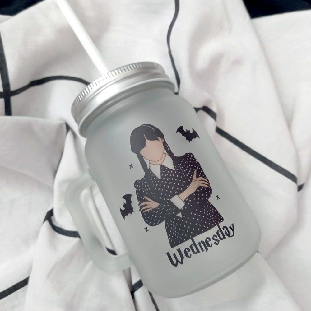 Imagem mostra copo com canudo e estampa da fam&iacute;lia Addams