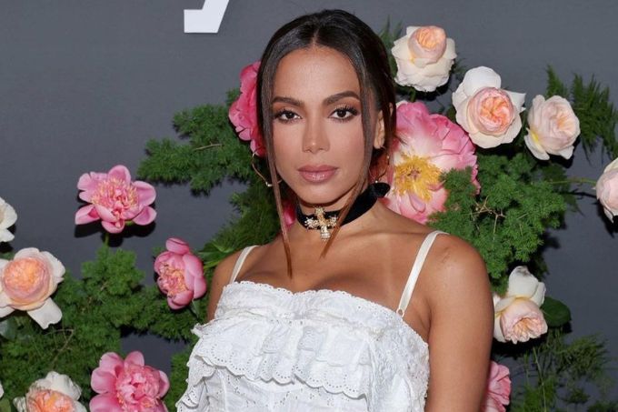 Anitta rebate críticas sobre doação a ONG: “Foi o que pediram”