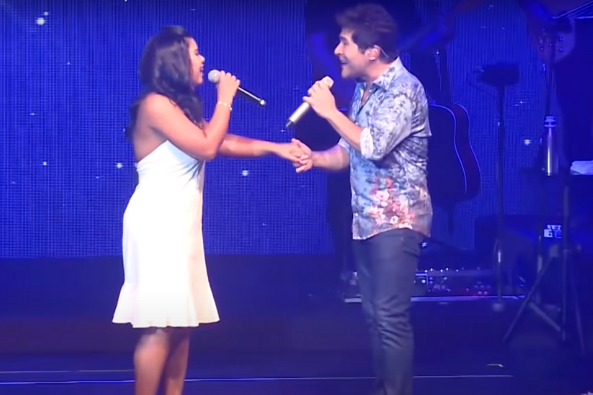 Daniel canta com filha de João Paulo e emociona público