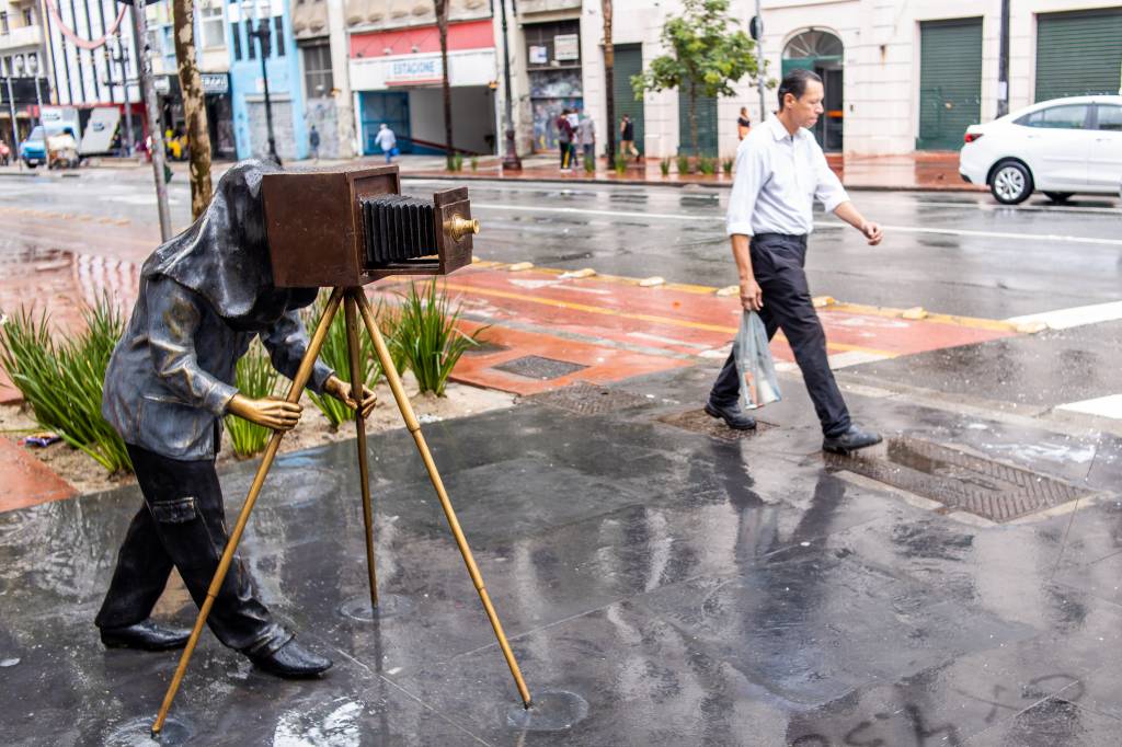 IpirangaSaoJoaoEdsonLopesEstatuaJrSecomLambeLambe Escultura em bronze retrata fotógrafo de lambe-lambe, uma das quatro instaladas no cruzamento