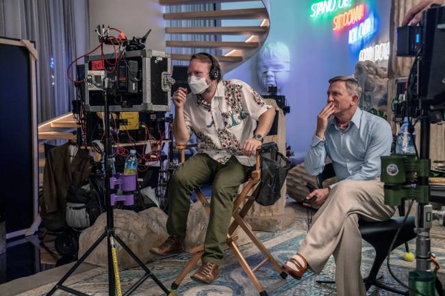 glass onion Diretor Rian Johnson com Daniel Craig no set de Glass Onion