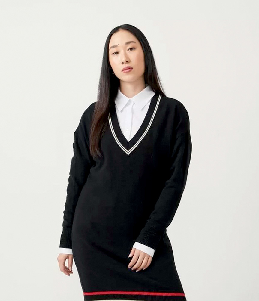 Imagem motra mulher com vestido preto sobre camisa branca