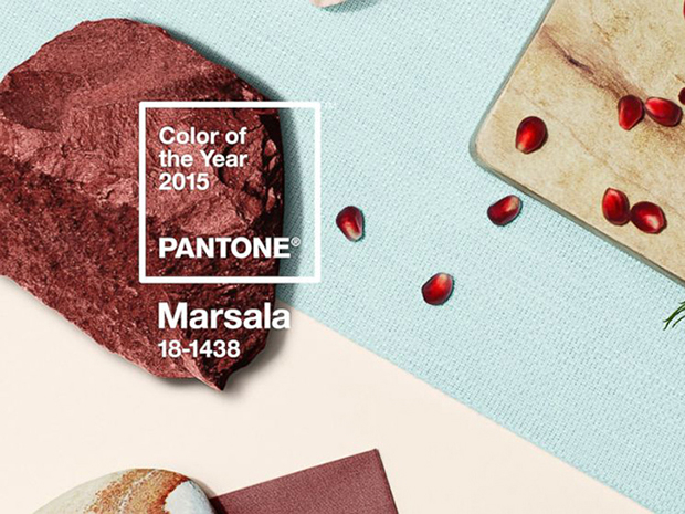 PANTONE 18-1438 Marsala: "Este tom forte, mas elegante, tem apelo universal e pode ser facilmente traduzido para a moda, beleza, design industrial e decoração", explicou Pantone em seu release. E foi exatamente o que aconteceu em 2015, o marrom avermelhado sóbrio e sofisticado fez muito sucesso dentro e fora das passarelas.