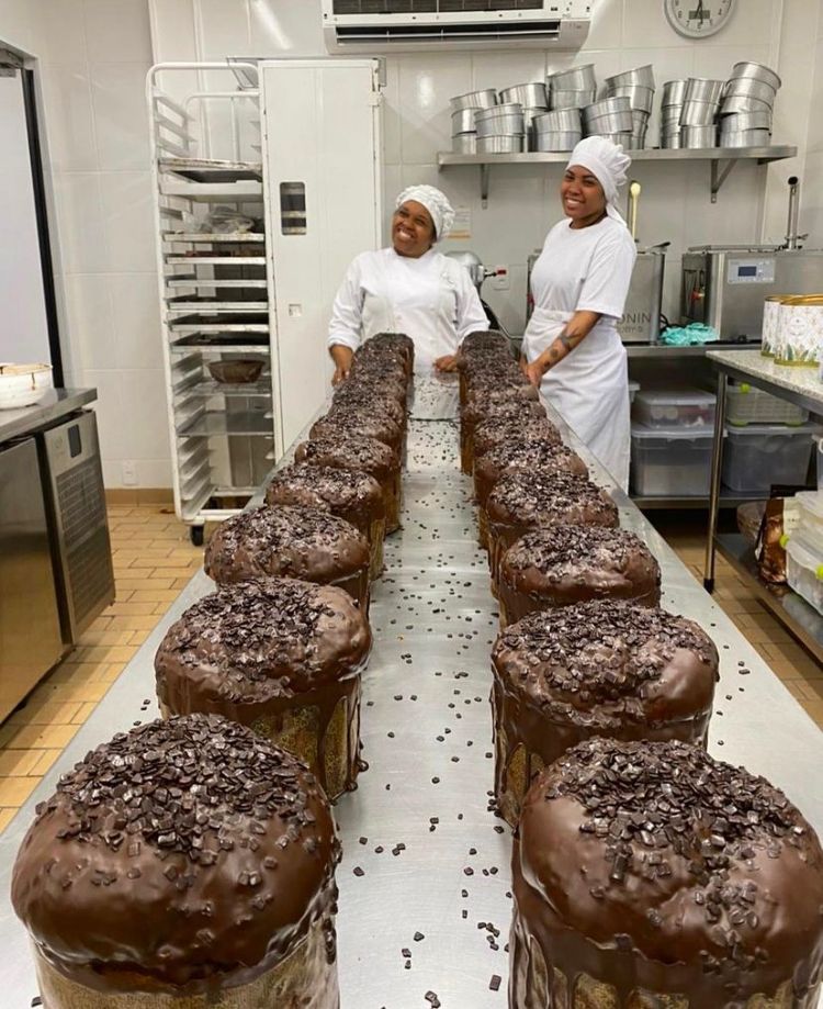 panetone Chocotones com cobertura e confeitos dispostos em uma bancada de mármore comprida