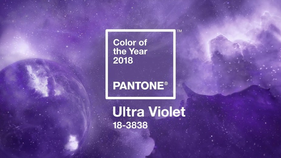 PANTONE 18-3838 Ultra Violet: um roxo dramático que sugere o mistério do Cosmos e evoca originalidade, empoderamento e um pensamento visionário. Historicamente, a cor tem qualidade mística e é associada a práticas de meditação e conscientização da mente para aqueles que querem se refugiar do excesso de estímulos que vivemos atualmente.