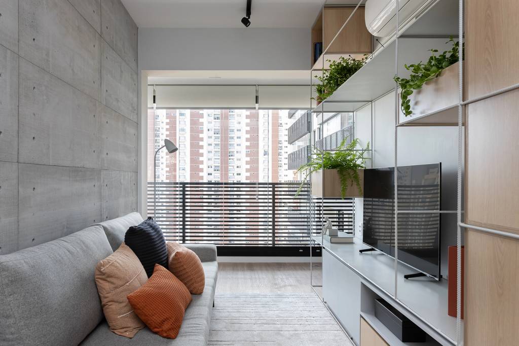 Apê compacto na Vila Mariana organiza o layout a partir da estante vazada