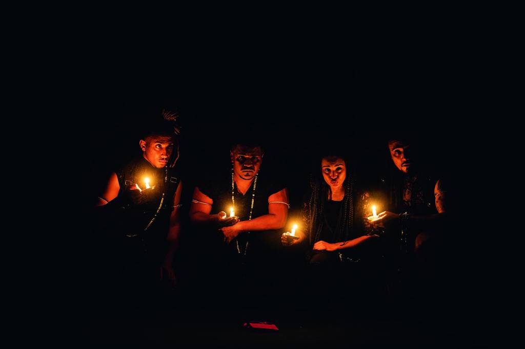 Espetáculo d’o Bonde discute racismo a partir da spoken word