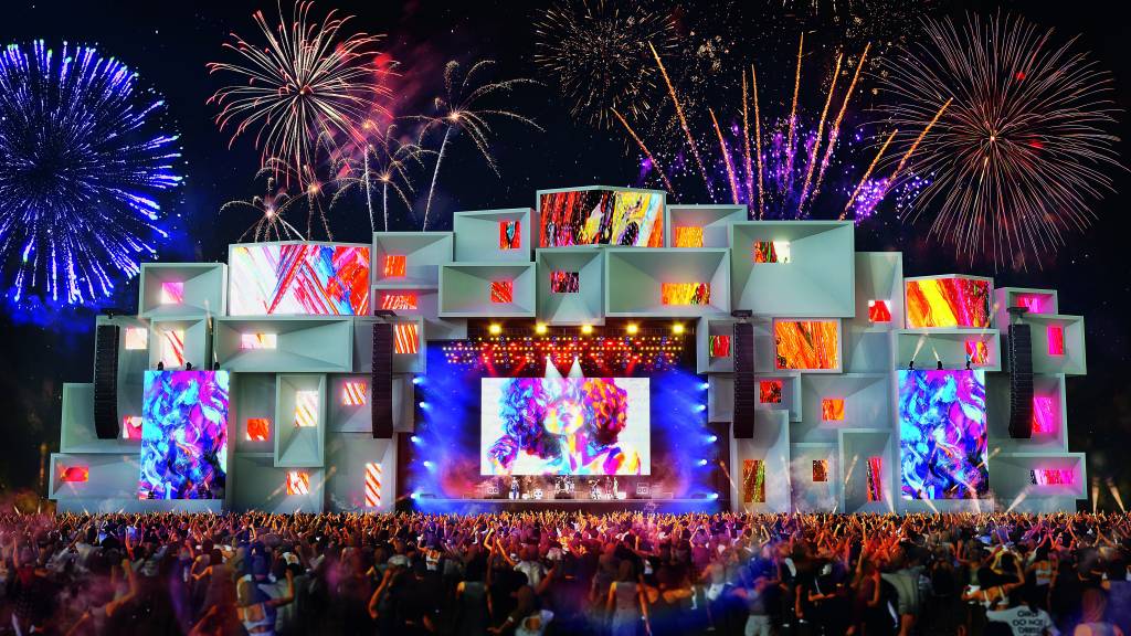 The Town Palco The One Imagem mostra representação 3D de palco de festival com fogos de artifício ao fundo