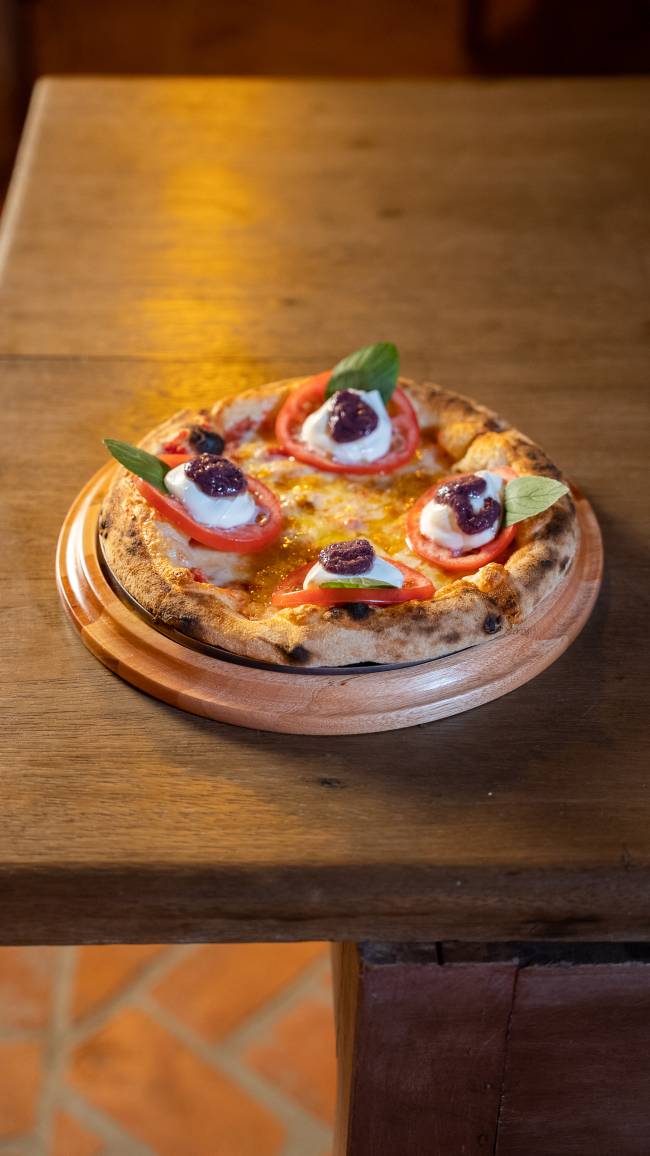 pizza em cima da mesa de madeira