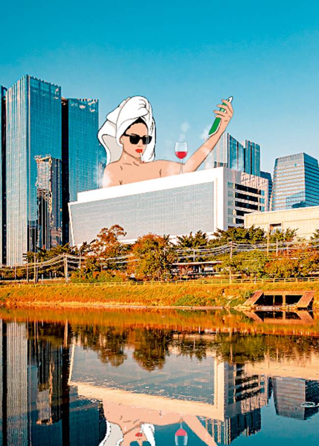 JK Banheira.png mulher dentro de banheira, mas a banheira é o shopping