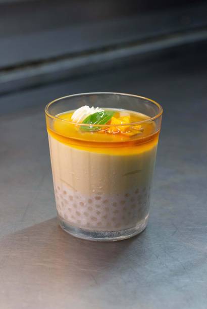 Verrine de manga: musse e pedacinhos da fruta, sagu ao leite de coco, chantili e manjericão mais calda de chás verde e de jasmim