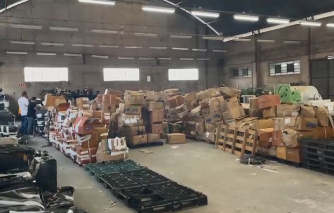 Foram localizadas em galpão 20 toneladas de material para montar peças de roupas de marcas como Lacoste, Armani, Diesel e Versace